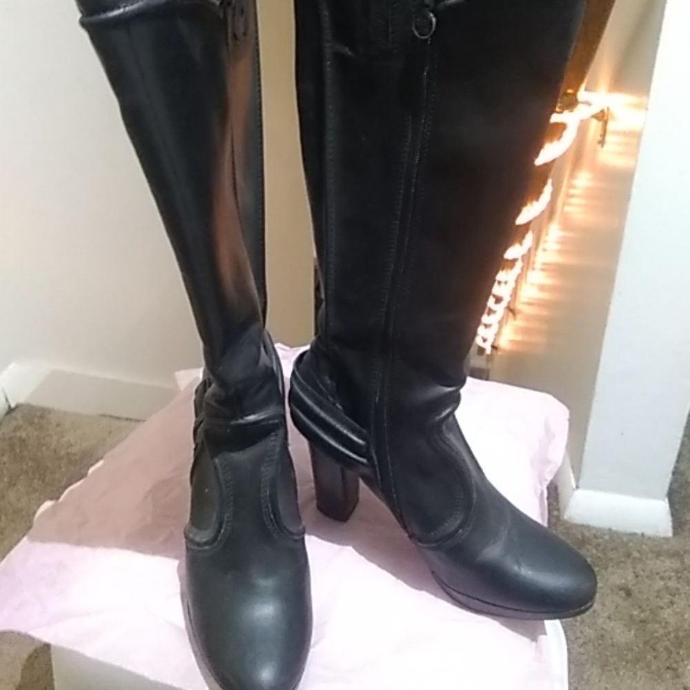VERA WANG Black tall boots